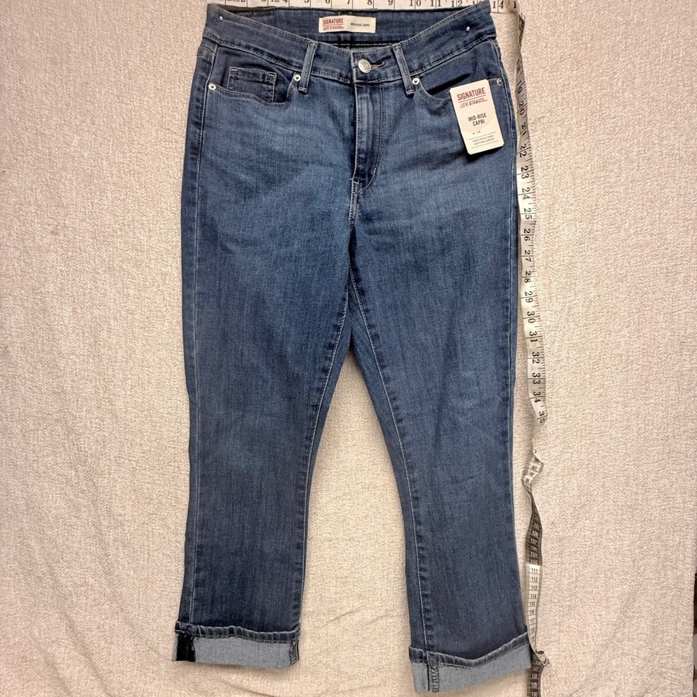 Signature Levi Strauss Mid-Rise Capri Jeans Medium Wash Cuffed Denim 6 28